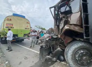 Mobil Bermuatan Pupuk 15 Ton Hantam Truk CPO di Pidie