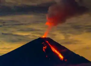 Gunung Api Karangetang Yudia Prama Tatipang Sulawesi Utara Keluarkan Lava Pijar