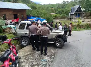 Akibat Rem Blong di Penurunan, Mobil Panther Tabrak 2 Unit Mobil Avanza Sekaligus