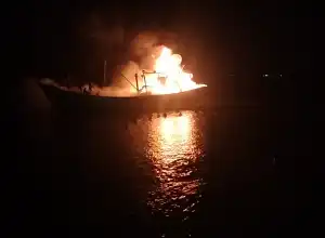 Kapal Nelayan di Krueng Mane Terbakar 