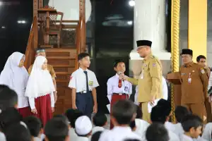 Pj Walikota Lhokseumawe Beri Semangat Kepada Ribuan siswa SD dan SMP Ikuti Pendidikan Ramadhan 2023