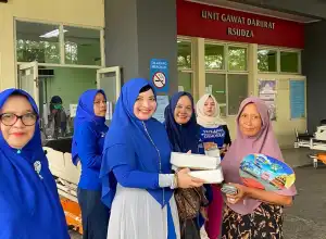 Srikandi Demokrat Aceh Bagikan Nasi Kotak Untuk Keluarga Pasien Di RSUZA