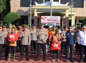 Jumat Berkah Ramadan, Kapolda Aceh beserta Jajaran Bagikan 2.300 Paket Sembako