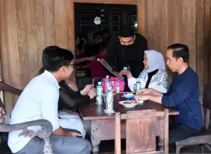 Presiden Jokowi dan keluarga berakhir pekan di Kopi Klotok Yogyakarta