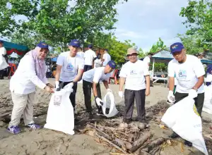PT PIM Gelar Coastal Clean Up, Upaya Bersama Jaga Kelestarian Pesisir Pantai Seroja 