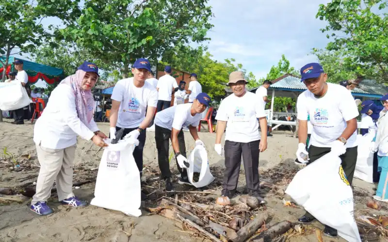 PT PIM Gelar Coastal Clean Up, Upaya Bersama Jaga Kelestarian Pesisir Pantai Seroja 