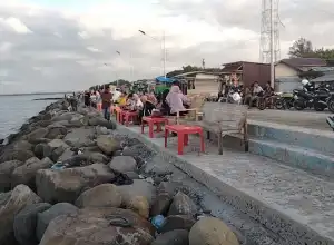 Menikmati Kopi di Pinggir Pantai Sambil Menanti Senja