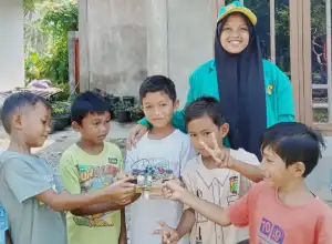Mahasiswa KKN USK Motivasi Anak Warga dengan Prototipe Robot Pengepel