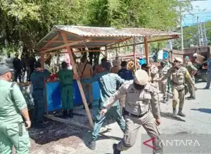Pemkab Aceh Barat Tertibkan Lapak Liar di Kompleks Pasar Bina Usaha Meulaboh
