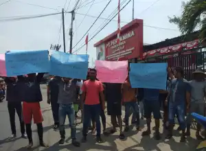 Puluhan Warga Demo Didepan Depo PT Pertmina Patra Niaga