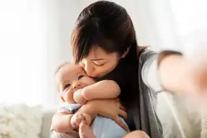 Dampak Bahaya Mencium Bayi Sembarangan