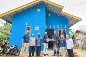 Semarak HUT RI ke-78, PT PIM Serahkan Bantuan Rumah dan Balai Pengajian di Aceh Utara