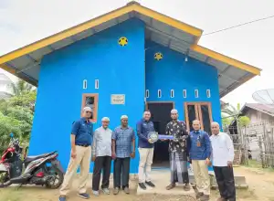 Semarak HUT RI ke-78, PT PIM Serahkan Bantuan Rumah dan Balai Pengajian di Aceh Utara