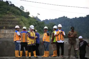 Pantau Progres Penyelesaian,  Mahyuzar Tinjau Bendungan Keureutoe  