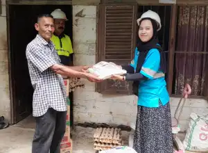 Brimob Aceh dan IBAS Salurkan Bantuan Sambil Pasang Bendera ke Rumah Warga
