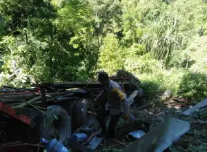 Akibat Rem Blong, Mobil Pengangkut Air Mineral Terjun ke Jurang