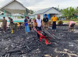 Tim Gabungan TNI/Polri Bersih-bersih Sisa Kebakaran di Dayah Darul Abral Sawang