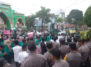 Rektor dan Mahasiswa IAIN Takengon Serbu Gedung DPRK Aceh Tengah Terkait TPA