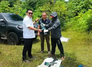 Usai Sosialisasi Illegal Mining, Kombes Winardy Terima 2 Pucuk M-16 Sisa Konflik di Pidie