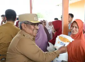 Pj Bupati Mahyuzar Serahkan Bantuan 718,4 Ton Beras CBP Kepada Masyarakat Miskin