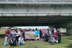 Sejumlah Organisasi Intra dan Eksternal Kampus di Aceh Pungut Sampah di Pesisir Sungai Lamyong, Banda Aceh