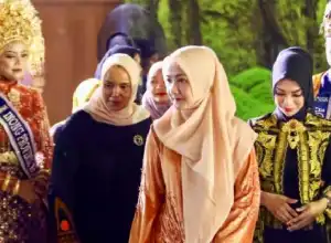 Pj. Ketua PKK Aceh Hadiri Malam Penobatan Agam Inong 2023