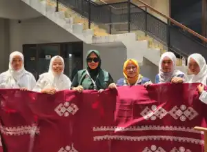 Ketua Dekranasda Aceh Utara Promosikan Batik Hai Pasee pada Hari Batik Nasional di TMI