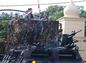 Purna Tugas, Irjen Ahmad Haydar Diarak TNI Menggunakan Panser Anoa