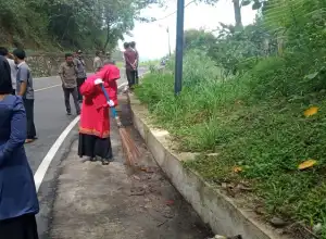 DLH Bener Meriah Bersama Warga Kampung Ronga-Ronga Bersihkan Kawasan Tenge Besi