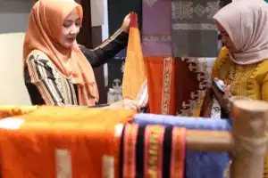 50 Orang Remaja Putri Aceh Dilatih Menenun Songket Aceh