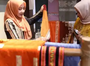 50 Orang Remaja Putri Aceh Dilatih Menenun Songket Aceh