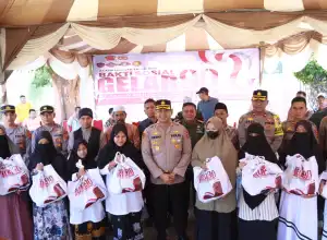 Kapolres Lhokseumawe Serahkan Baksos Akabri 90 Kepada Puluhan Santri