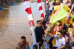 Achmad Marzuki Ikutserta Meriahkan Lomba Perahu Hias PKA-8
