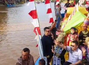 Achmad Marzuki Ikutserta Meriahkan Lomba Perahu Hias PKA-8