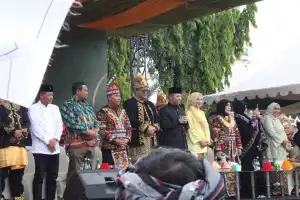 Achmad Marzuki dan Forkopimda Aceh Sambut Peserta Pawai Budaya PKA