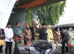 Achmad Marzuki dan Forkopimda Aceh Sambut Peserta Pawai Budaya PKA