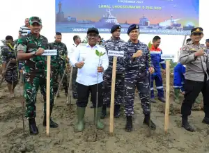 Pemkab Aceh Utara Bersama TNI AL Tanam Ribuan Pohon di Seunuddon
