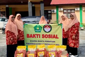 DWP Kemenag Nagan Raya Bagi-Bagi Sembako ke Pegawai Honorer