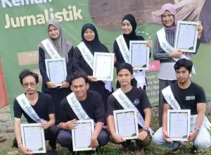 Forum Jurnalis Lingkungan Wisudakan 9 Siswa SJL 