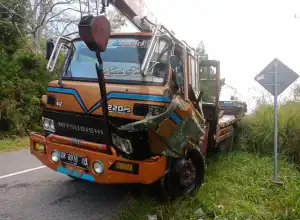 Fuso Terbalik di Jalan KKA Bener Meriah