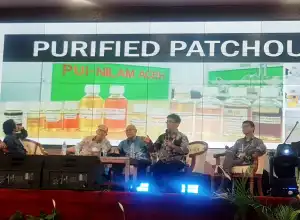 USK Presentasikan Inovasi Nilam Aceh di Forum Bisnis BUM-PT Indonesia  