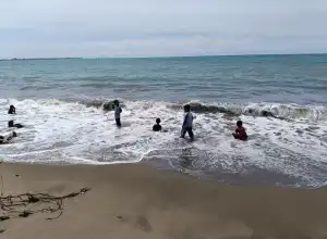 Keindahan Pantai Lancok yang Cocok Untuk Liburan Keluarga