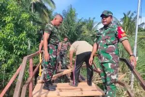 TNI Bantu Renovasi Jembatan di Blang Peuria Untuk Akses Petani ke Pasar