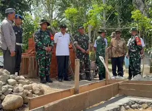 Dandim Bireuen Bersama Pj Sekda Tinjau Pembangunan Rumah Layak Huni di Lokasi TMMD