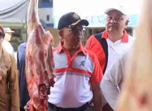 Sekda Aceh Utara Tinjau Pasar Lhoksukon, Pastikan Harga Sembako dan Daging Stabil