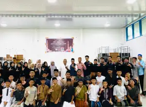LDK Ar-Risalah UIN Ar-Raniry Gelar Iftar Jama'i dan Santunan Anak Yatim di Dayah Baitul Qur'an