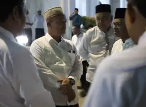 Peringati Malam Nuzulul Qur'an, Bupati Ayahwa Buka Puasa Bersama Masyarakat di Masjid Baiturrahim
