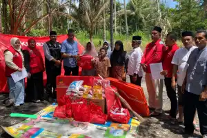 Wabup Panyang Serahkan Bantuan Masa Panik untuk Korban Kebakaran di Gampong Pante Jaloh