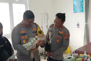 Tangisan Subuh Ungkap Bayi Terlantar di Persawahan, Wakapolres Lhokseumawe Tinjau Langsung ke Puskesmas