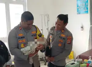 Tangisan Subuh Ungkap Bayi Terlantar di Persawahan, Wakapolres Lhokseumawe Tinjau Langsung ke Puskesmas